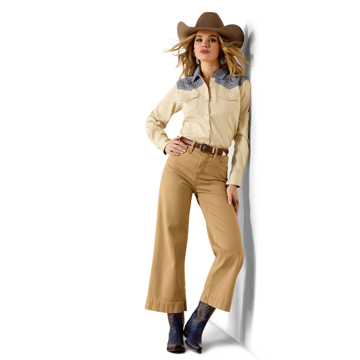 Ariat Womens Horseshoe Western Snap L/S Shirt (10071104) Summer Sand/Chambray